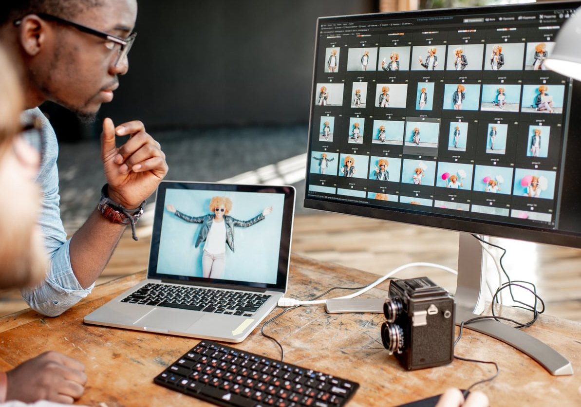 photographer with camera client