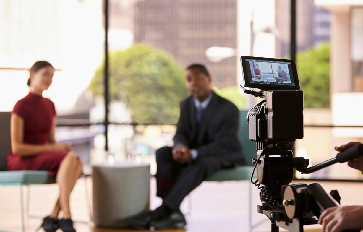 photographer with camera client